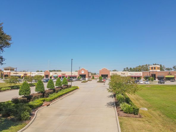 Highland Park Marketplace: 18300-18400 Old Perkins Road East, Baton Rouge, LA 70810